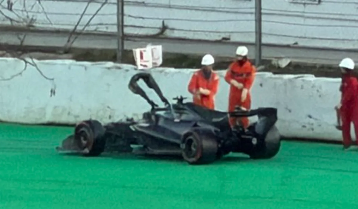 De stilgevallen Aston Martin AMR26 van Lance Stroll in Barcelona