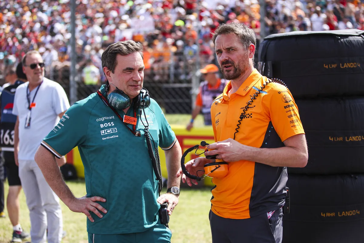 Voormalig Aston Martin-technisch directeur Dan Fallows in gesprek met een McLaren-medewerker op de grid in de F1