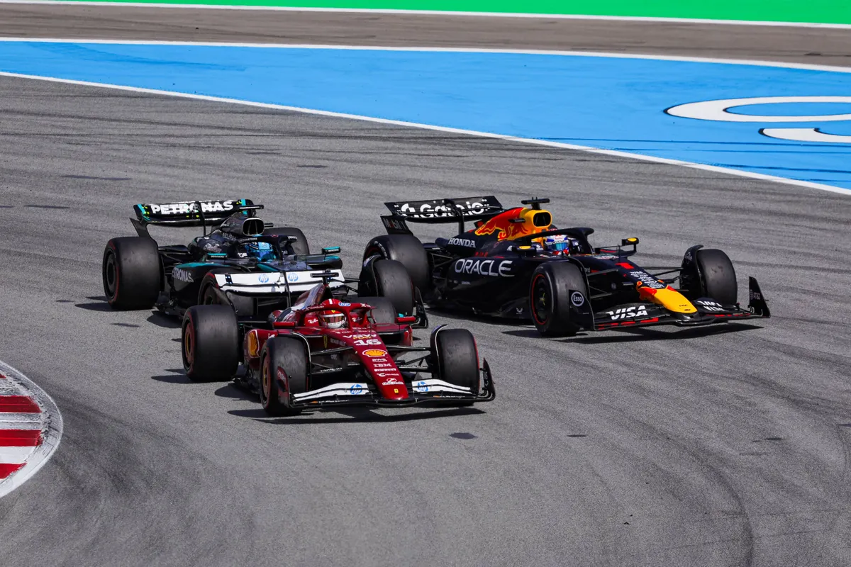 Max Verstappen in gevecht met Charles Leclerc en George Russell tijdens de Grand Prix van Spanje in 2025