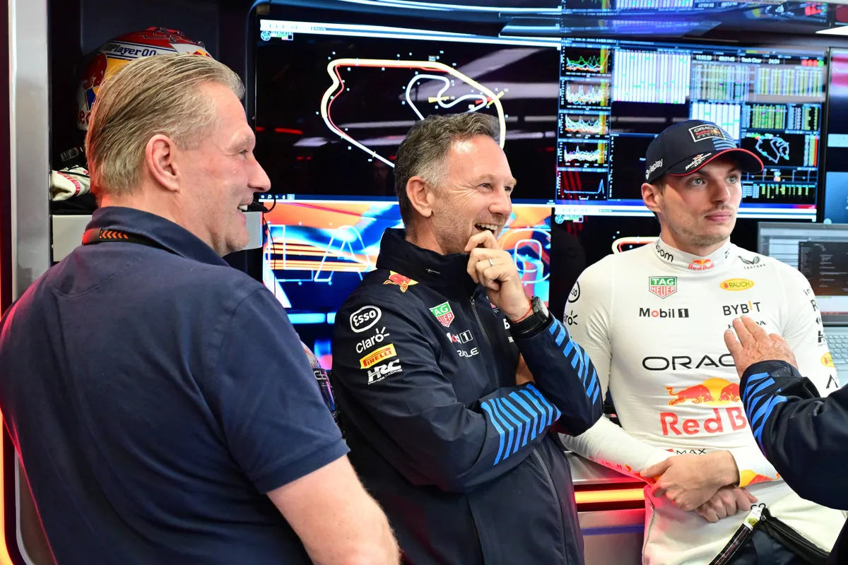 Max Verstappen met vader Jos en voormalig Red Bull-teambaas Christian Horner in de garage van Red Bull in Brazilië in 2024