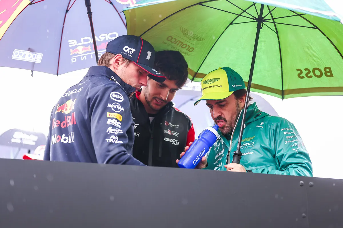 Max Verstappen, Esteban Ocon en Fernando Alonso tijdens de drivers parade in de regen in 2025