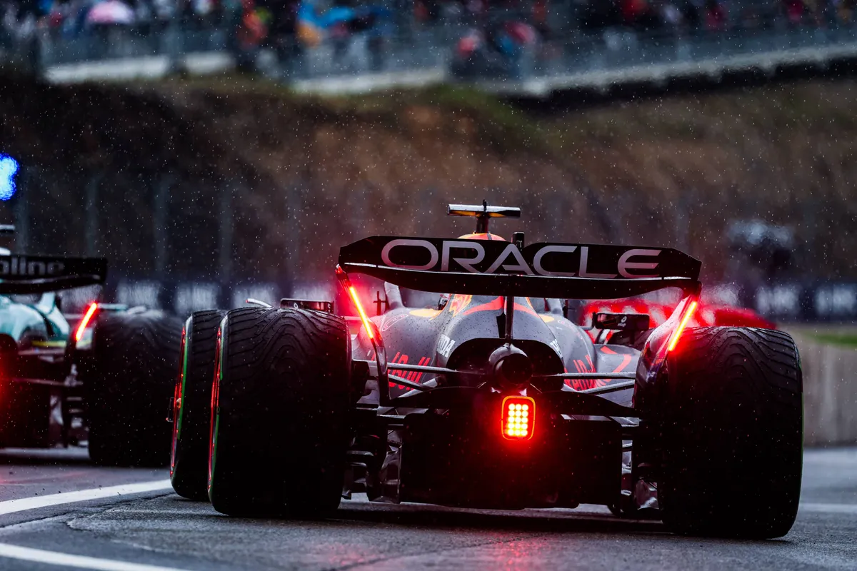 Max Verstappen met zijn Red Bull RB21 in 2025 in de regen op Spa-Francorchamps