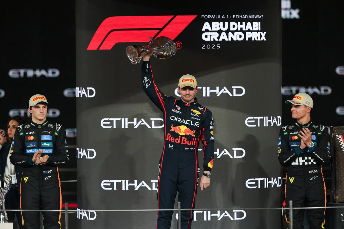 Red Bull-coureur Max Verstappen verslaat Lando Norris en Oscar Piastri in Abu Dhabi 2025