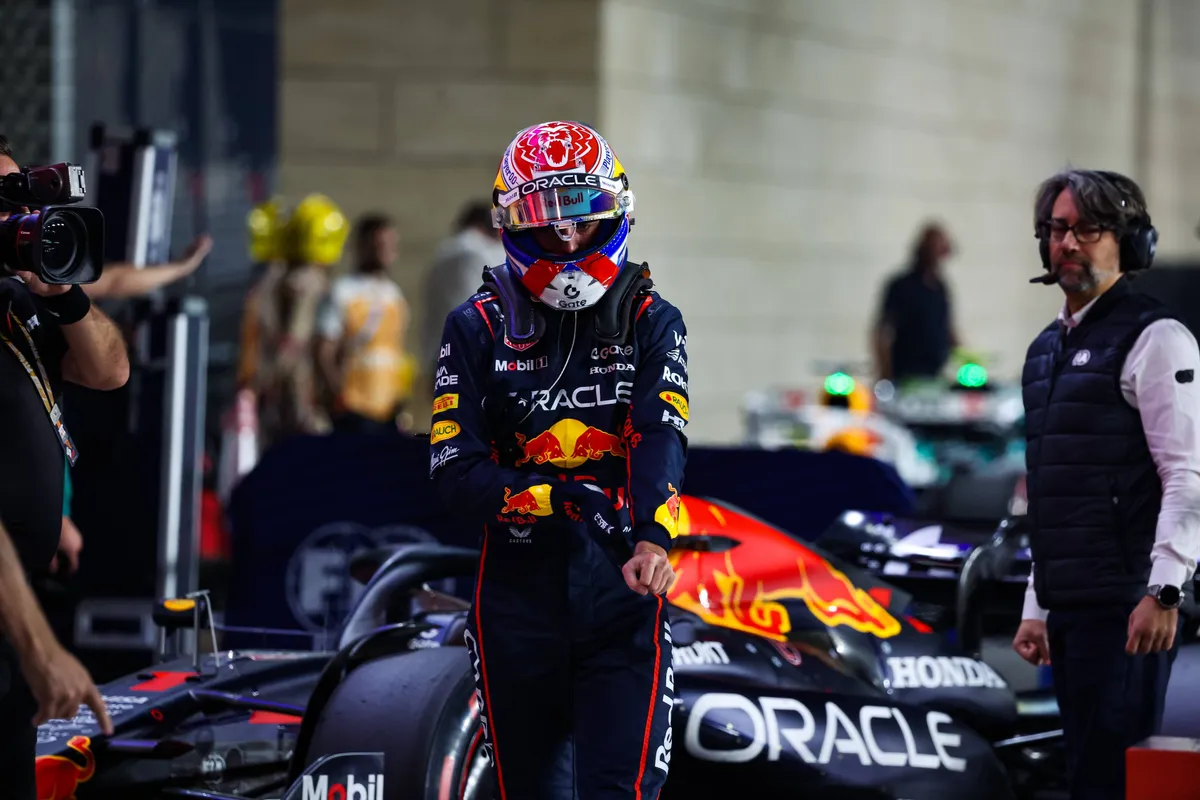 Red Bull-coureur Max Verstappen loopt weg van zijn auto na de sprint in Qatar in 2025