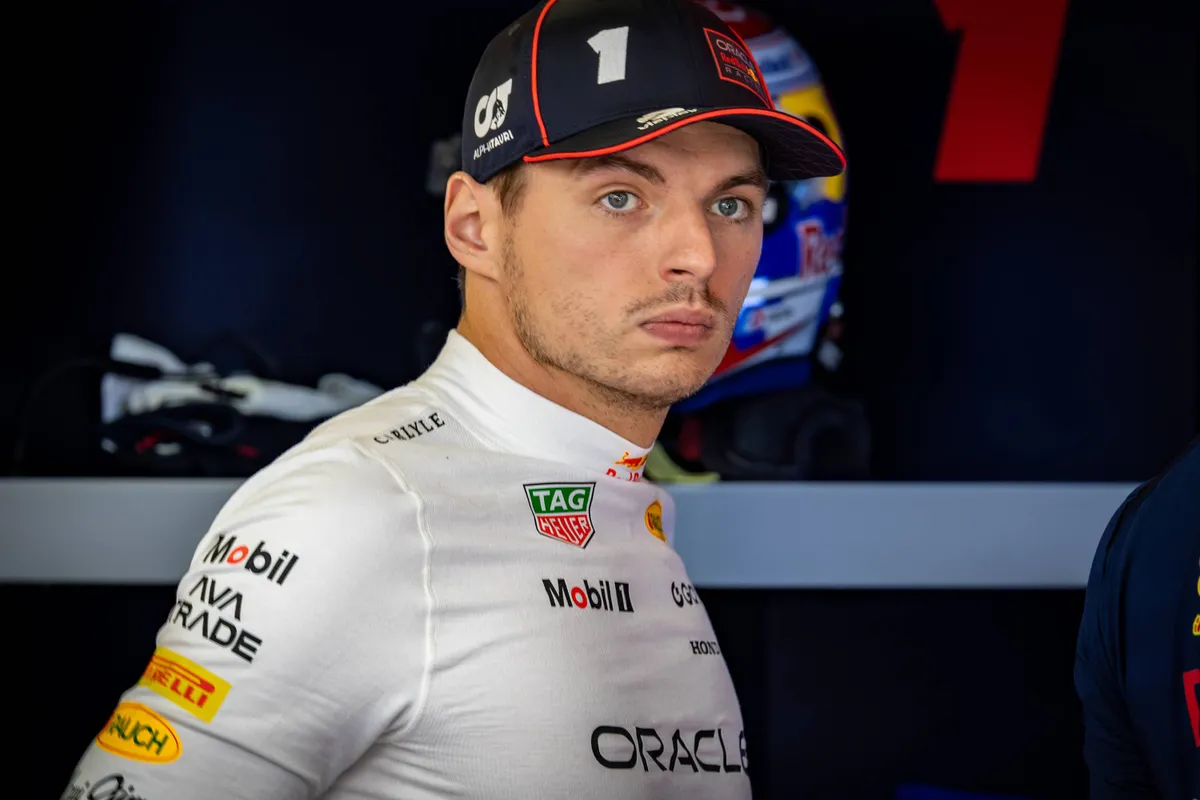 Max Verstappen in de garage van Red Bull Racing in het 2025 Formule 1-seizoen