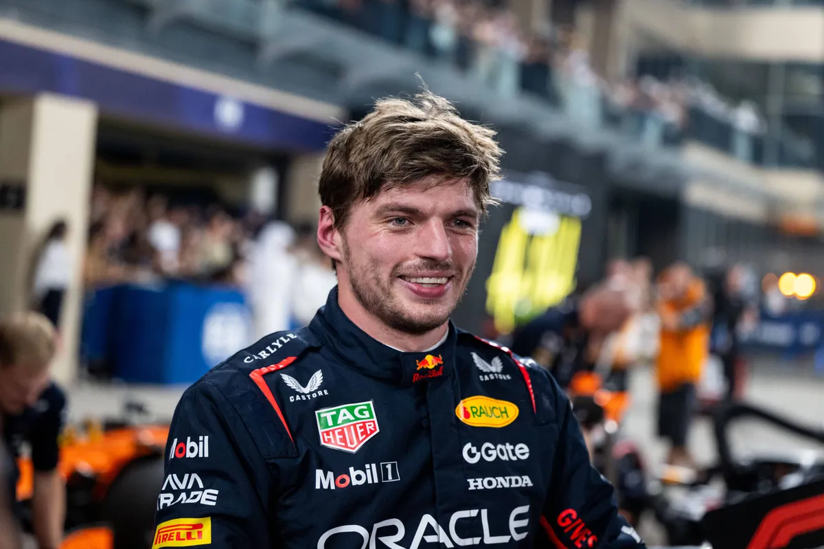 Red Bull-coureur Max Verstappen heeft een glimlach op zijn gezicht na zijn zege in Abu Dhabi in 2025