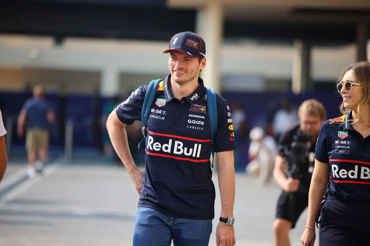 Max Verstappen met zijn typische kledij in de F1-paddock in Abu Dhabi 2025