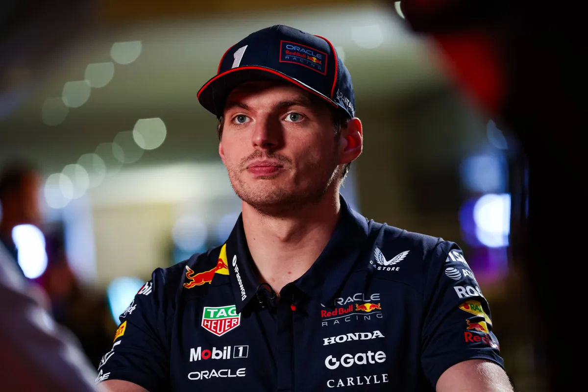 Max Verstappen voor Red Bull tijdens een interview in Qatar 2025