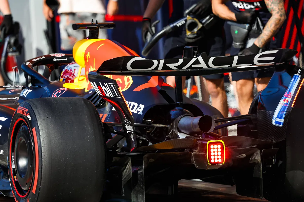 De achtervleugel van de Red Bull Racing RB21 van Max Verstappen in 2025