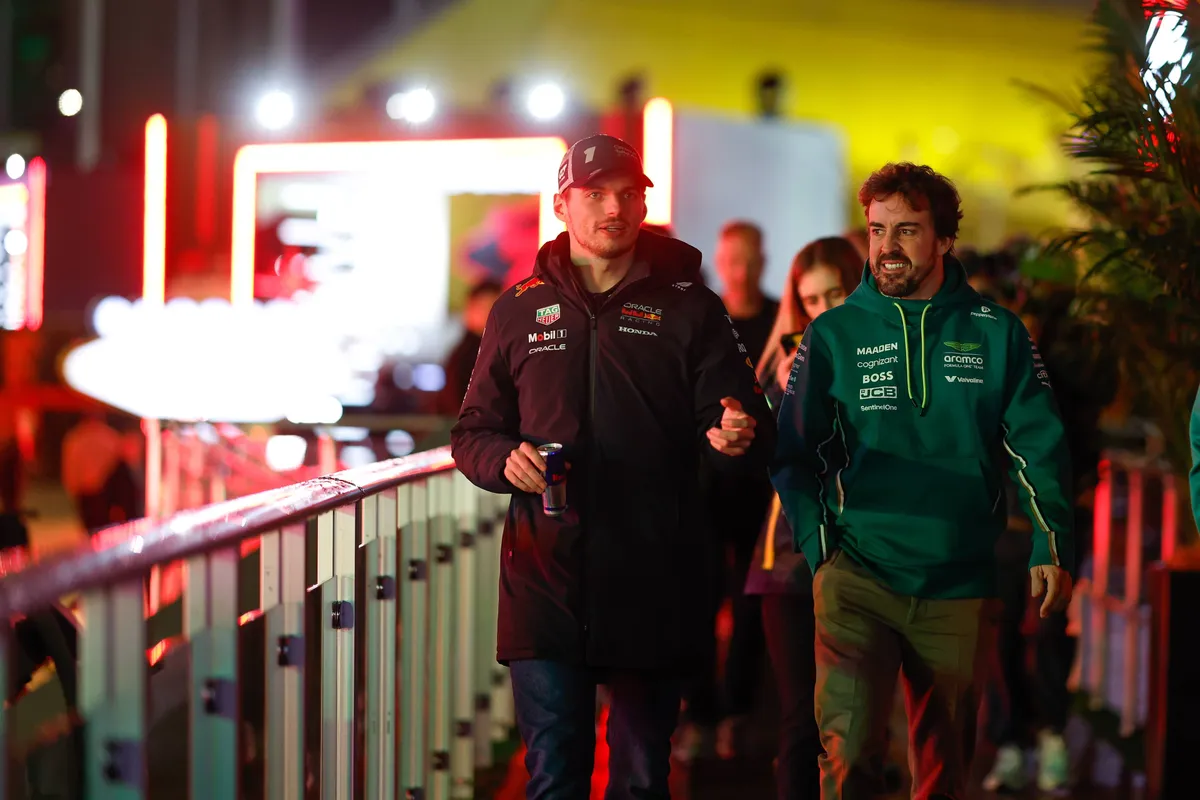 Red Bull-coureur Max Verstappen in gesprek met Aston Martin-coureur Fernando Alonso in de F1 in 2025