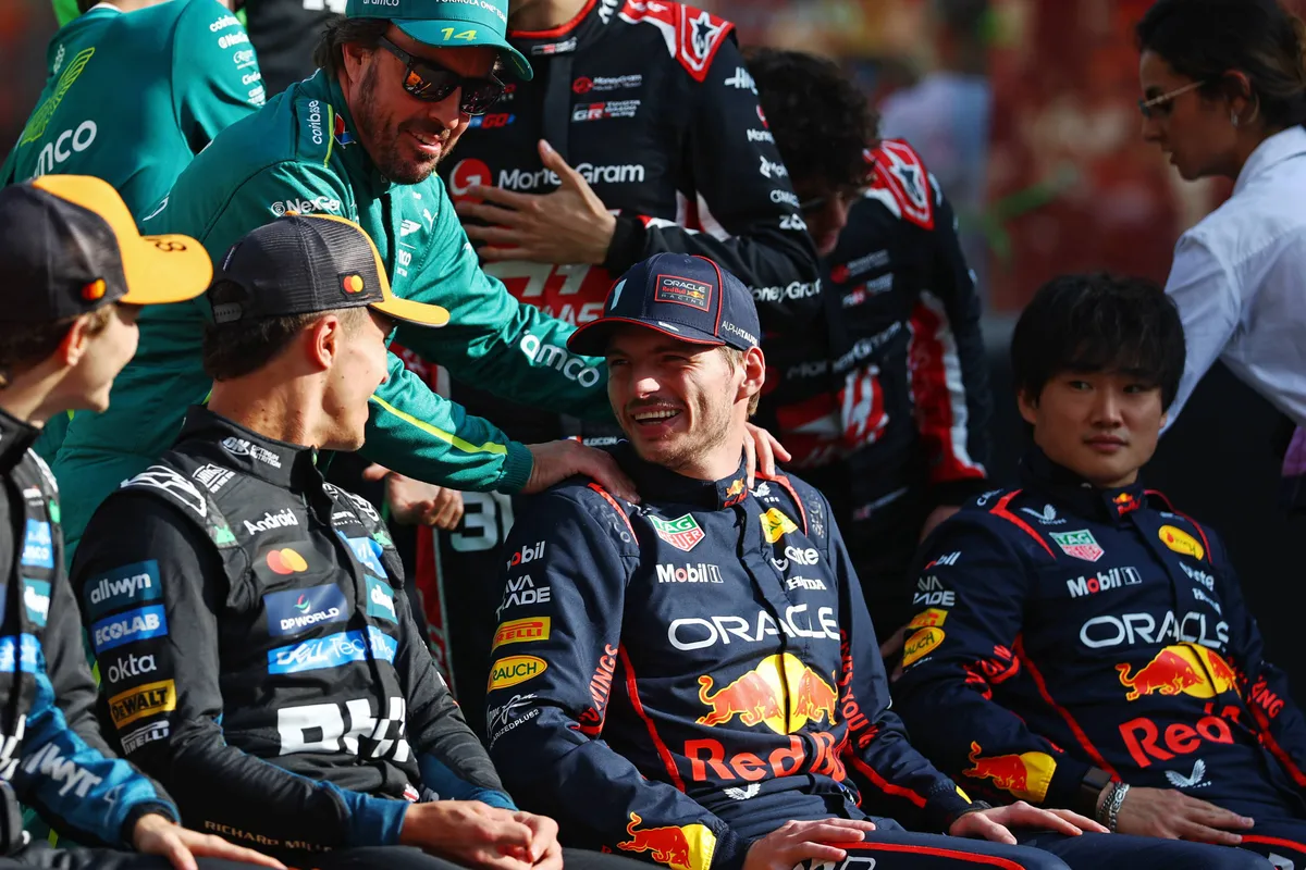 Max Verstappen krijgt een schoudermassage van Fernando Alonso op de grid in Abu Dhabi