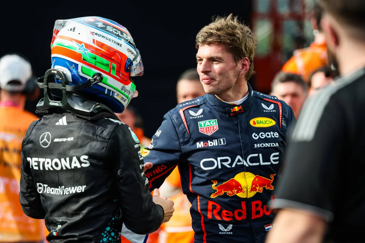 Max Verstappen feliciteert Kimi Antonelli in Brazilië in 2025