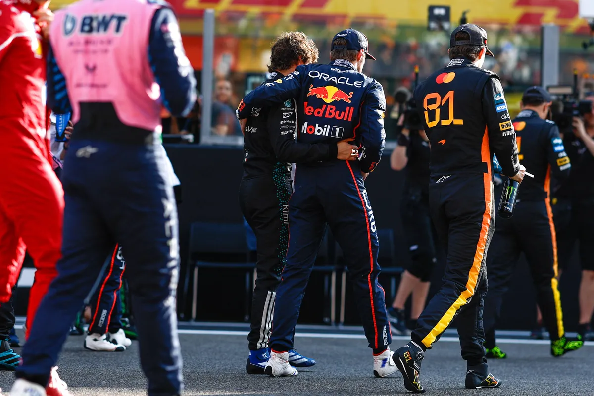 Max Verstappen omhelst Mercedes-coureur Kimi Antonelli in Abu Dhabi 2025