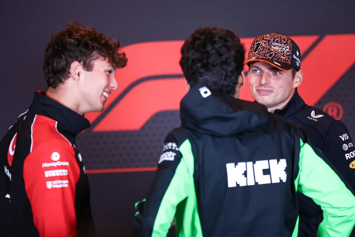 Max Verstappen met Oliver Bearman en Gabriel Bortoleto in 2025
