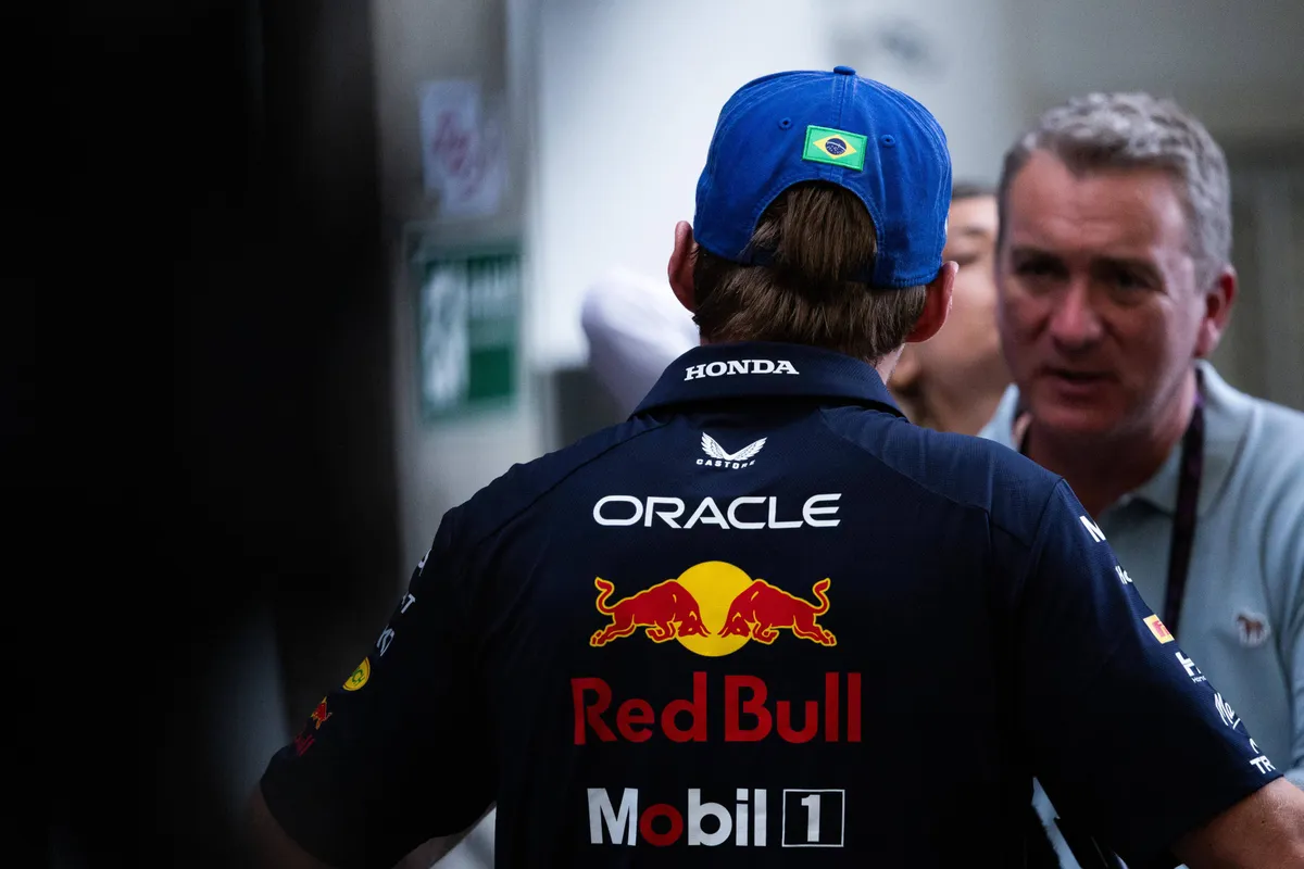Max Verstappen staat Craig Slater van Sky Sports F1 te woord in Brazilië in 2025