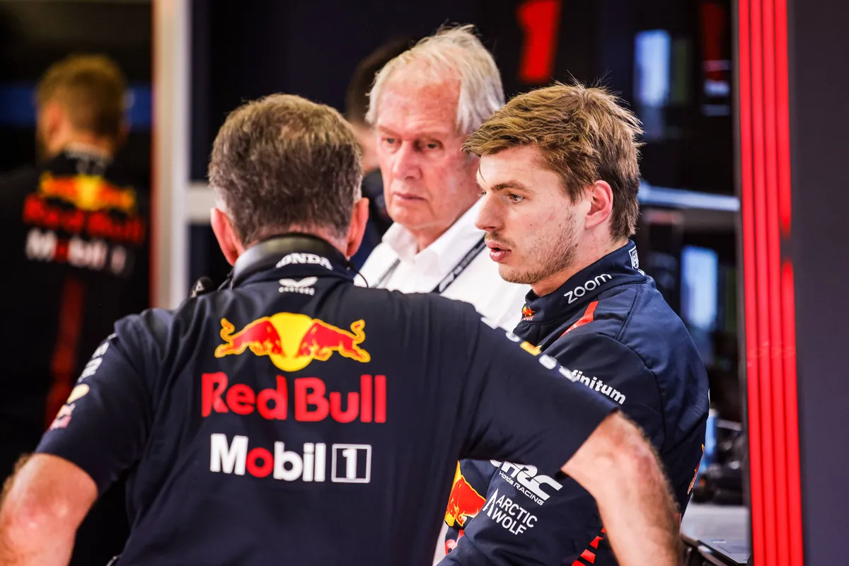 Max Verstappen met Christian Horner en Helmut Marko in de Red Bull-garage in 2023