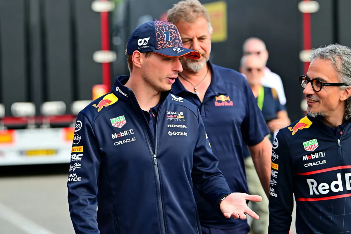 Max Verstappen met Red Bull-teambaas Laurent Mekies in België