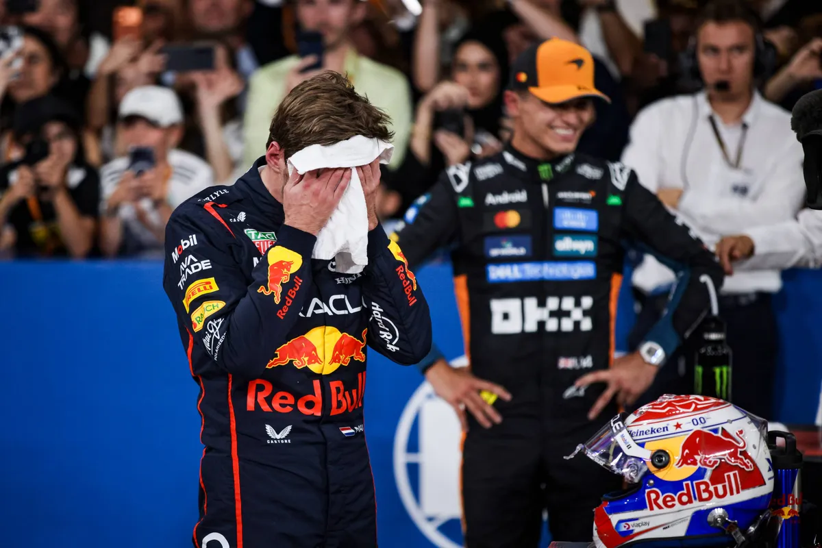 Max Verstappen veegt zijn hoofd voor Lando Norris na de GP van Abu Dhabi in 2025