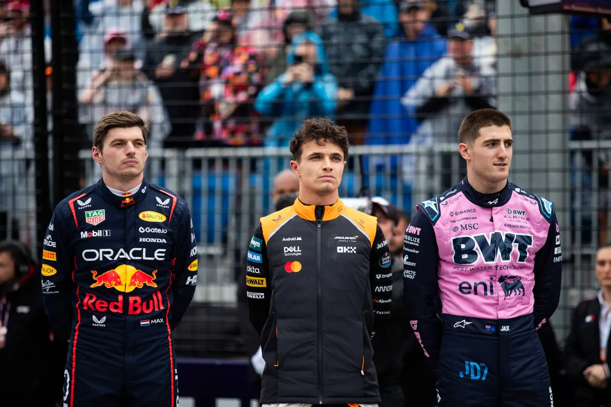 Max Verstappen met Lando Norris en de ontslagen Jack Doohan op de F1-grid in Australië