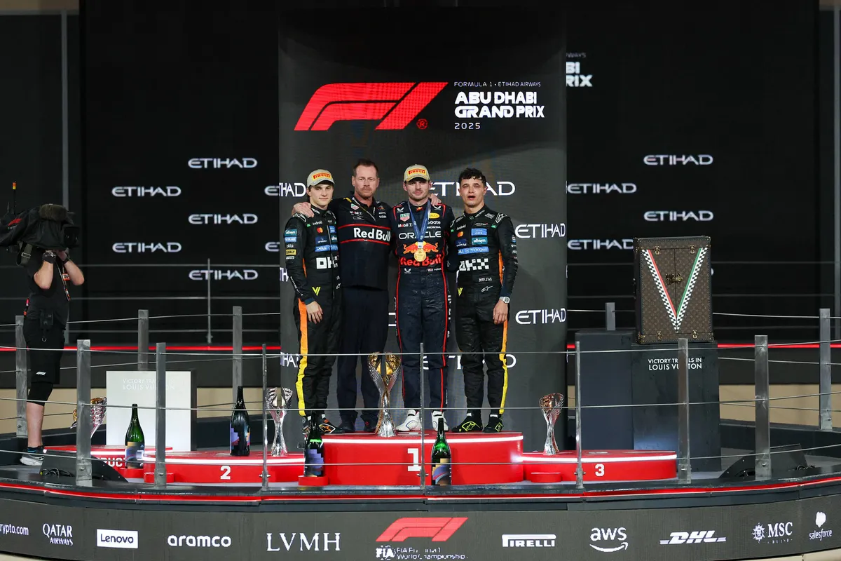 Max Verstappen met Lando Norris en Oscar Piastri op het podium in Abu Dhabi in 2025