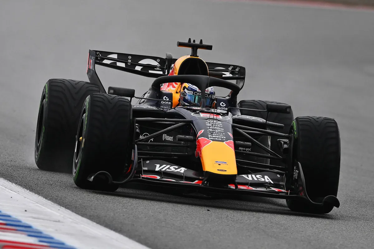 Max Verstappen in de Red Bull Racing RB22 tijdens testdag 2 in Barcelona