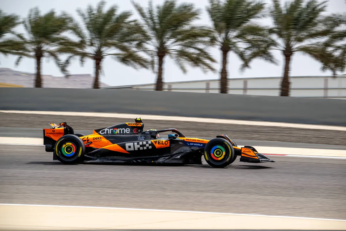 De McLaren tijdens de F1-wintertest in Bahrein in 2025
