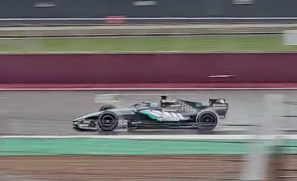 Mercedes W17 op circuit