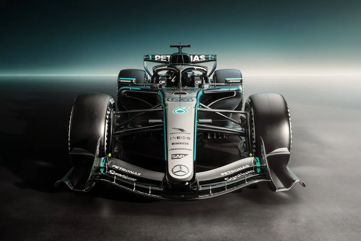 De nieuwe livery van de Mercedes W17