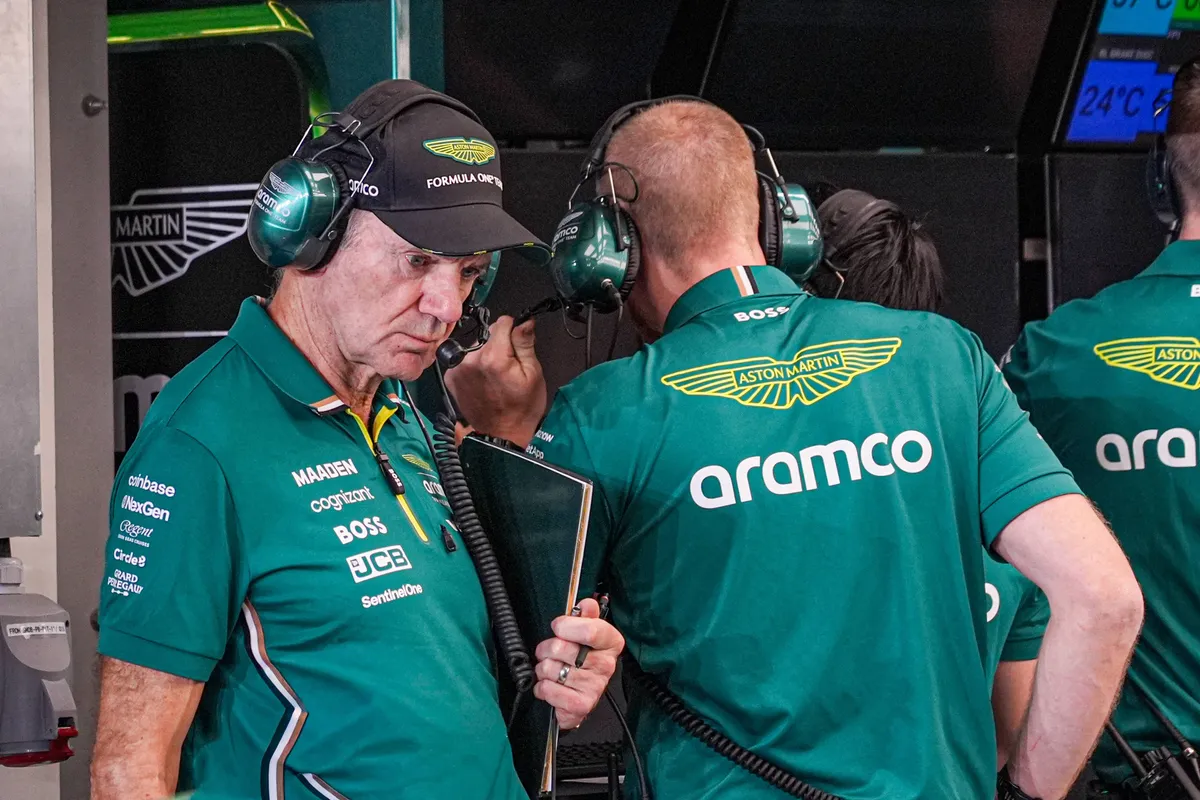 Aston Martin-teamleider Adrian Newey in de garage in 2025