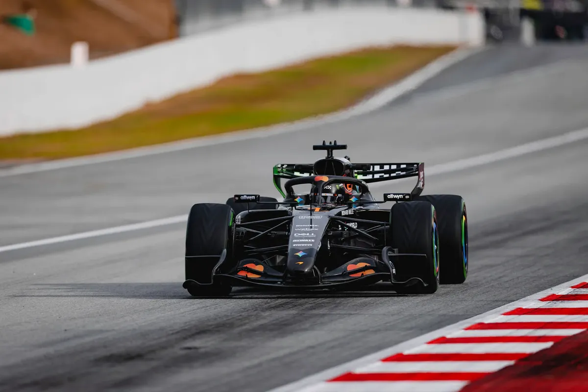 Lando Norris in de McLaren MCL40 in Barcelona