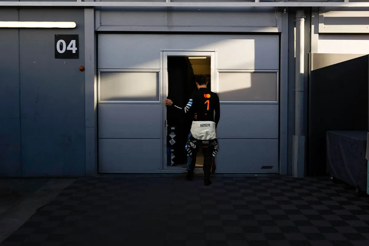 McLaren-coureur Lando Norris loopt terug naar de McLaren-garage in de testweek in Barcelona