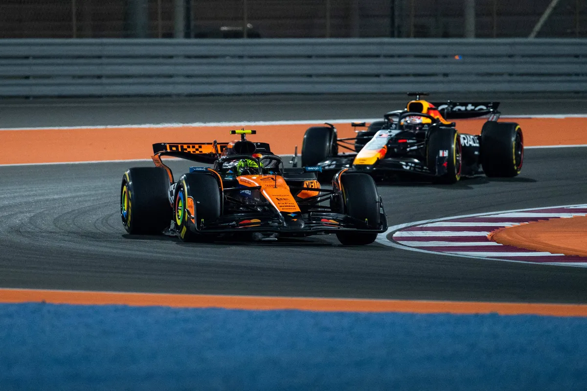 Max Verstappen en Lando Norris tijdens de Grand Prix van Qatar in 2025