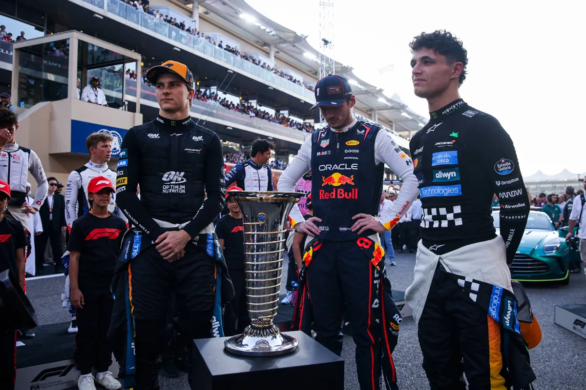 Max Verstappen met Oscar Piastri en Lando Norris voor de laatste race van 2025 in Abu Dhabi