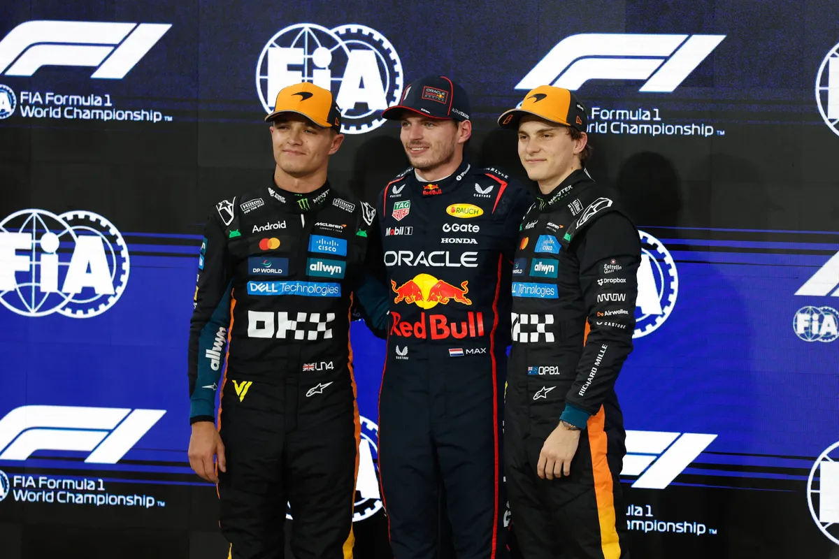 Max Verstappen met McLaren-coureurs Oscar Piastri en Lando Norris na de kwalificatie in Abu Dhabi
