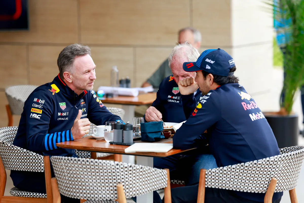Red Bull-bazen Helmut Marko en Christian Horner met coureur Sergio Pérez in overleg in 2024
