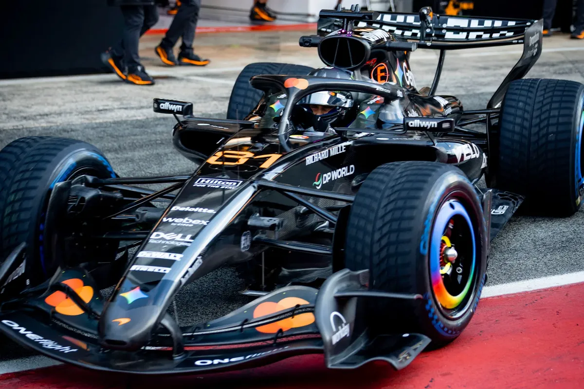 McLaren-coureur Oscar Piastri test de nieuwe MCL40 in Barcelona