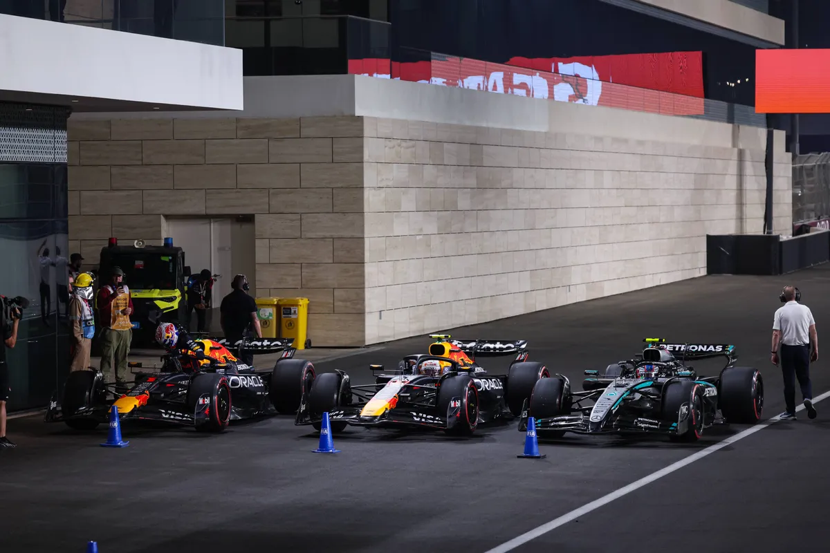 De Red Bull en Mercedes F1-auto's in de pitstraat na de sprint kwalificatie in Qatar 2025