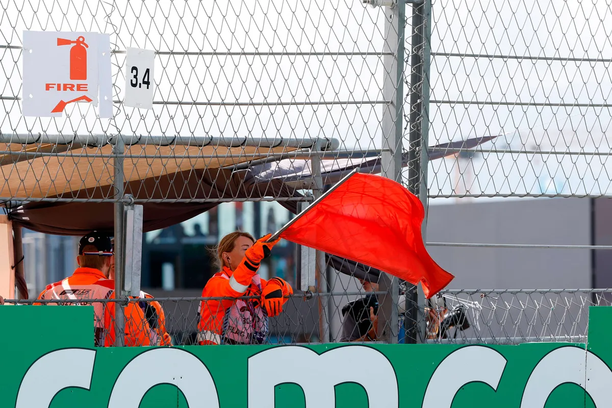 FIA-marshal zwaait met de rode vlag tijdens F1-race in 2025