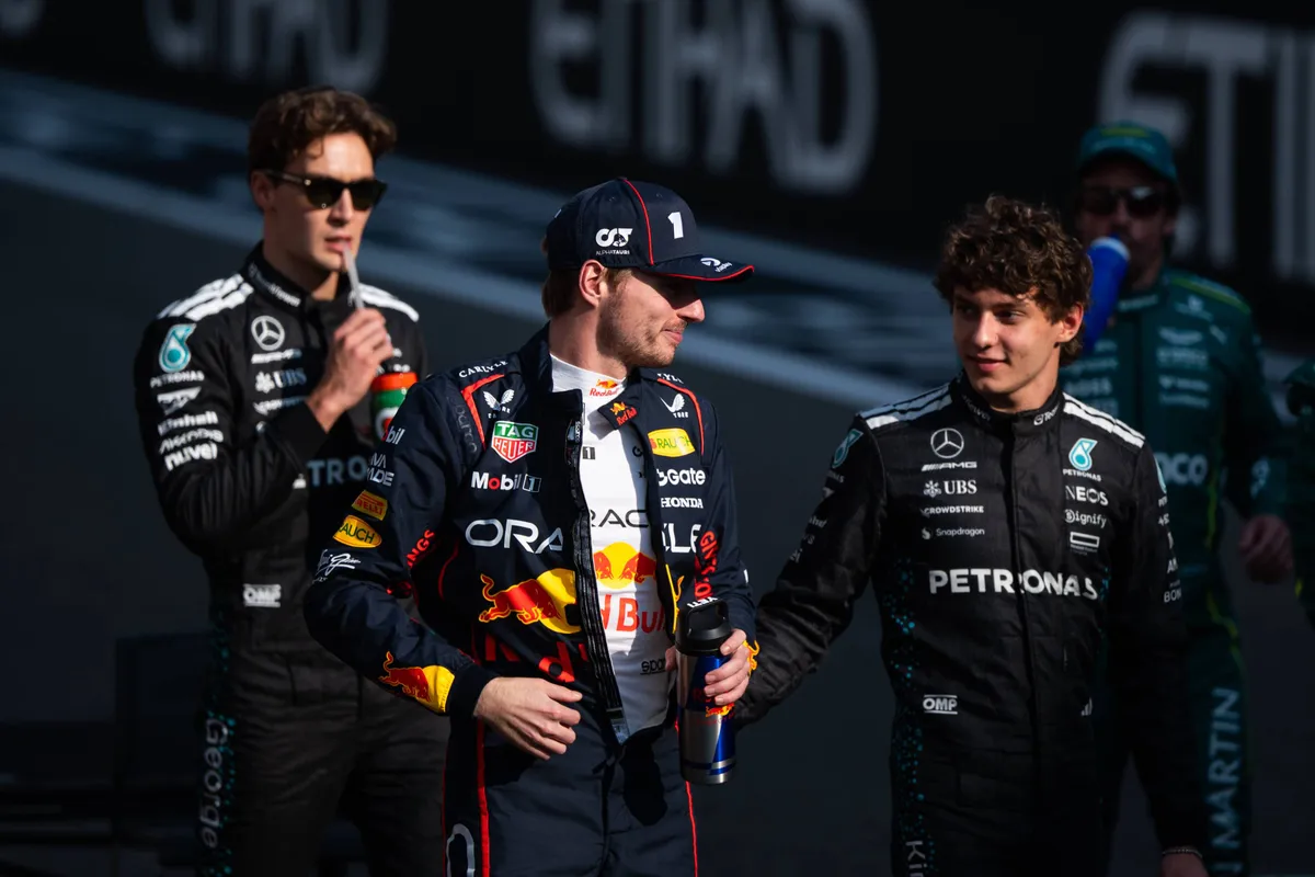 Max Verstappen met Mercedes-coureurs Kimi Antonelli en George Russell op de grid in Abu Dhabi in 2025
