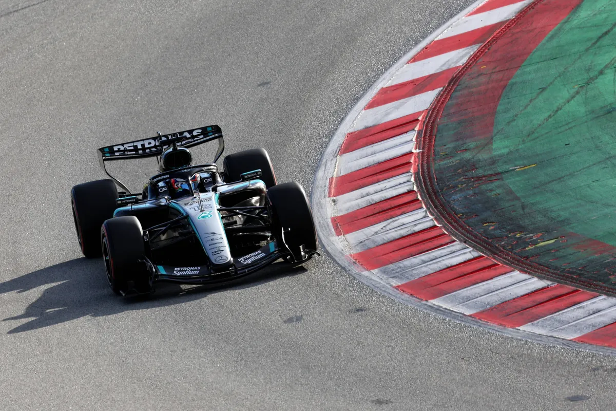 George Russell voor Mercedes tijdens de test in Barcelona in 2026