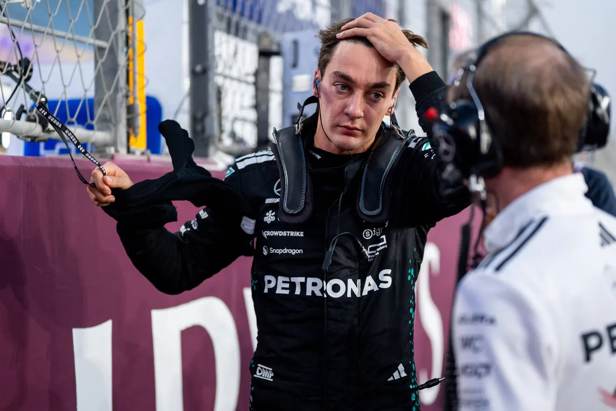 George Russell voor Mercedes op de F1-grid in Qatar in 2025