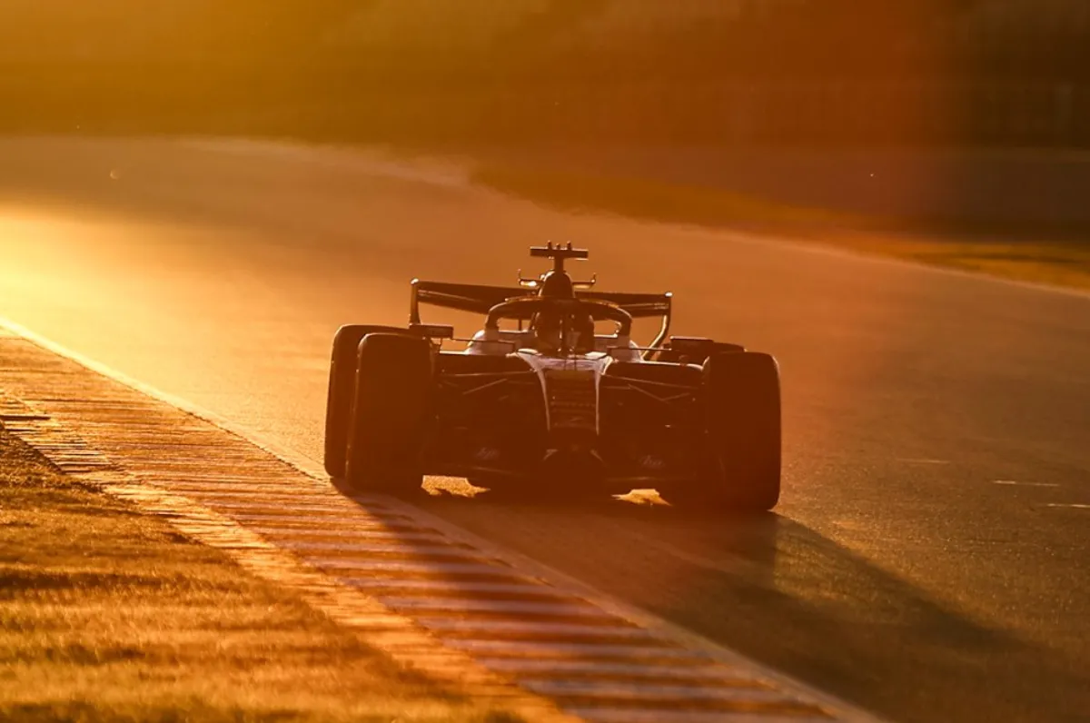 Lewis Hamilton in de Ferrari rijdt in de zonsondergang tijdens de laatste testdag in Barcelona