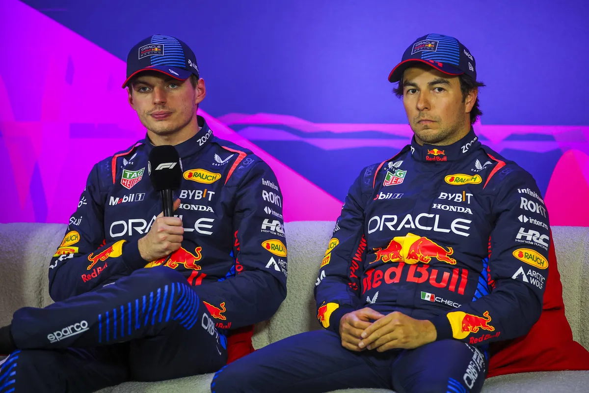 Red Bull-coureurs Max Verstappen en Sergio Pérez tijdens een persconferentie in 2024