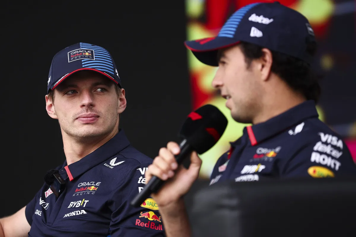 Max Verstappen luistert naar Sergio Pérez in het 2024 F1-seizoen