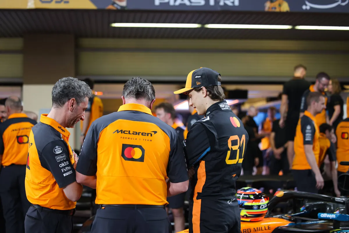 Andrea Stella, Zak Brown en Oscar Piastri voor McLaren in Abu Dhabi 2025
