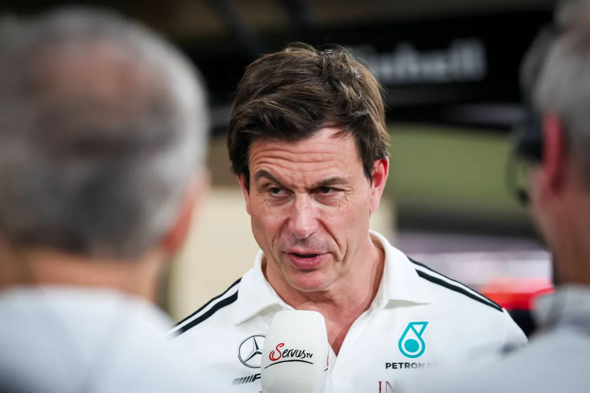 Mercedes-baas Toto Wolff in gesprek met ServusTV in Abu Dhabi 2025