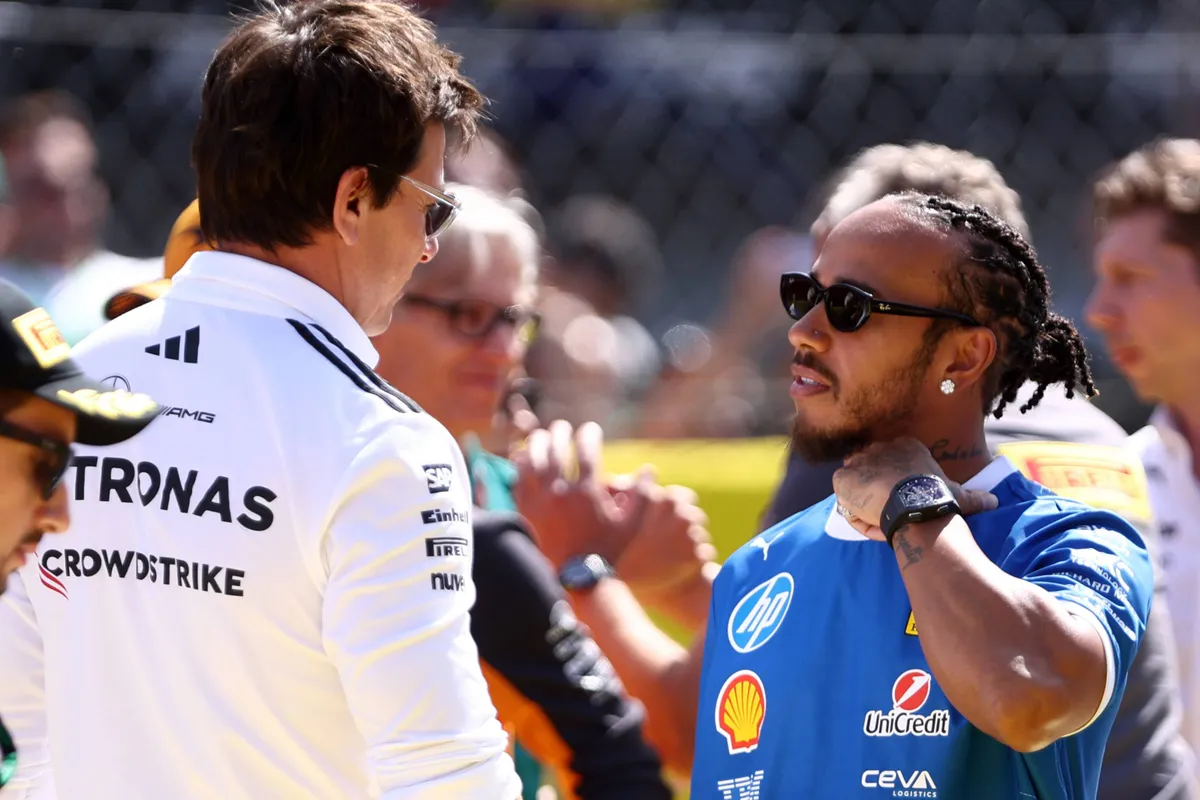 Toto Wolff en Lewis Hamilton praten bij in 2025 in Italië