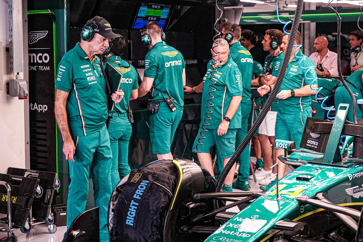 Adrian Newey in de Aston Martin-garage in 2025