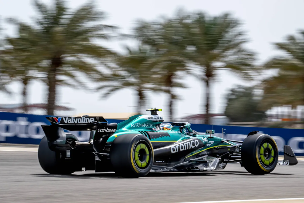 Aston Martin-coureur Fernando Alonso in Bahrein