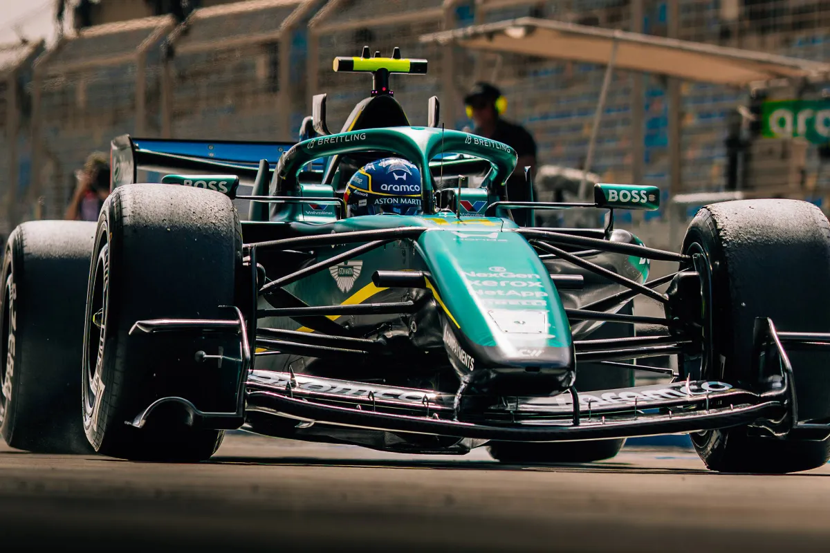 Fernando Alonso voor Aston Martin tijdens de F1-test in Bahrein